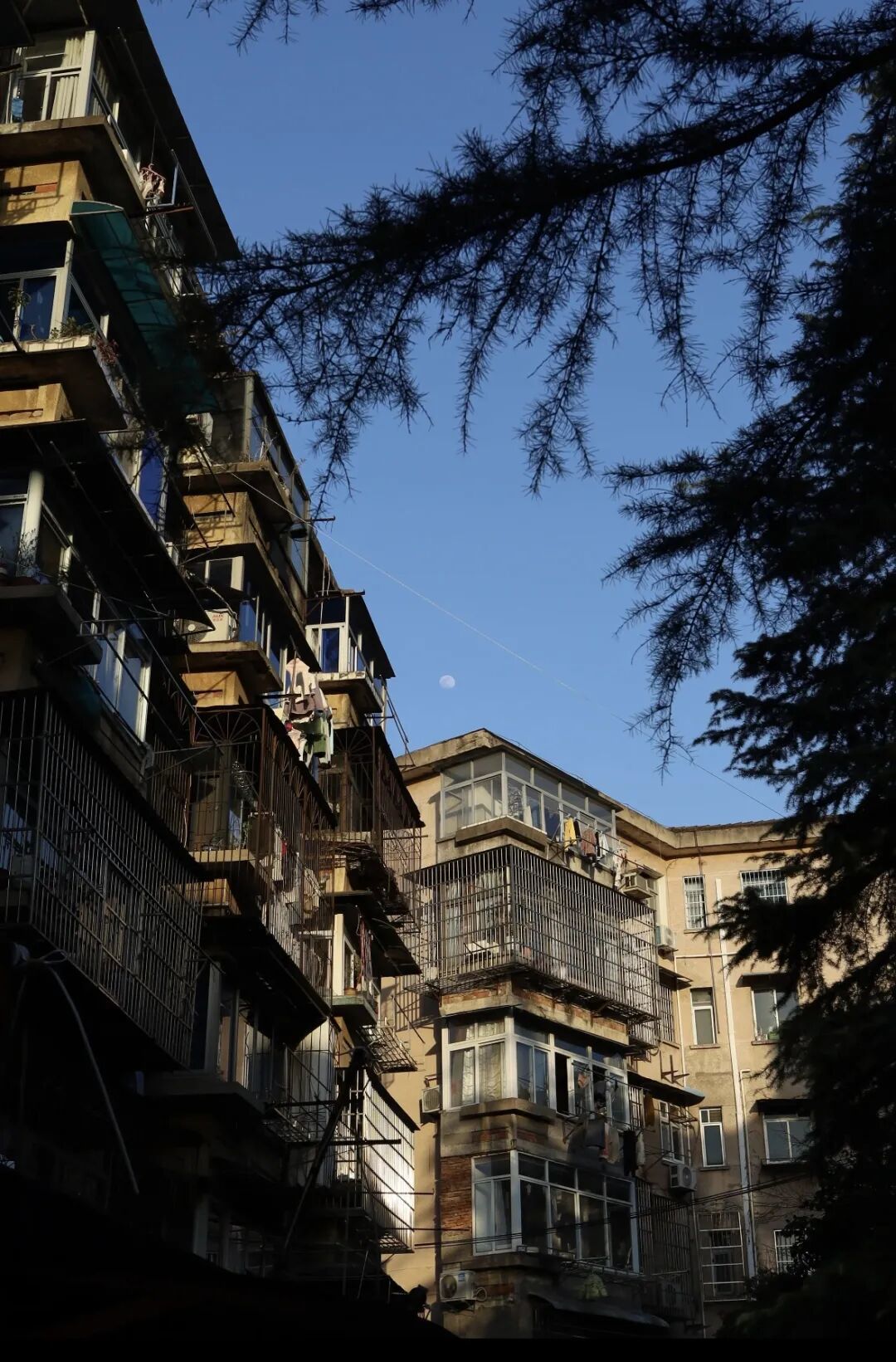 建于20世纪的房屋,因接近设计使用年限、存在安全隐患而需要整修。(图/网络)