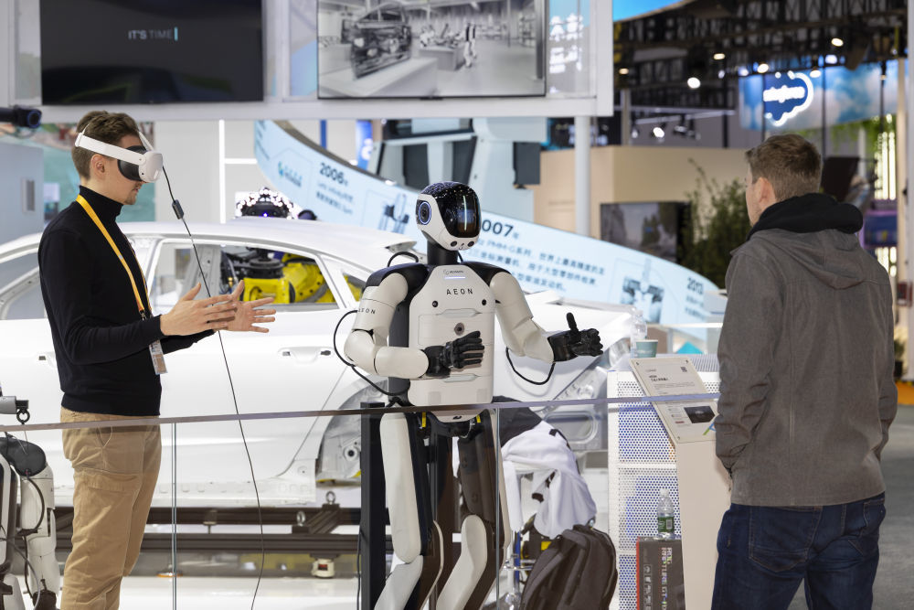 11月4日,工作人员在第八届进博会技术装备展区调试机器人。新华社记者 王翔 摄