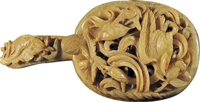 组合在一起的元代春水玉钩环