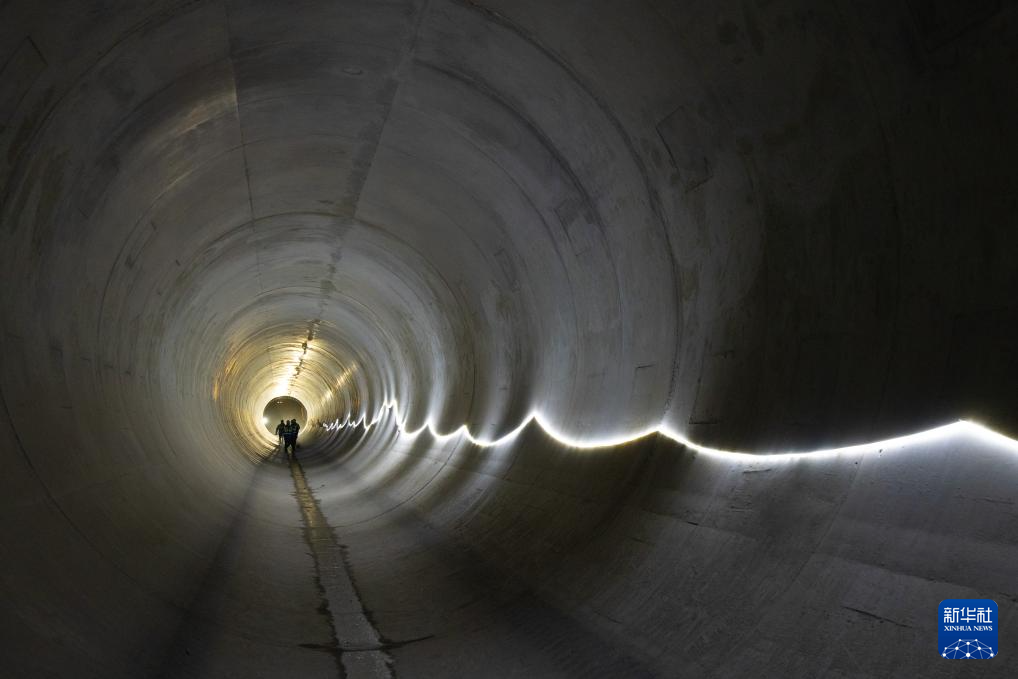 7月6日，在位于莱索托东部的莫霍特隆地区，施工人员在波利哈利输水隧洞建设项目进水口管道内巡查。新华社记者 杨光 摄