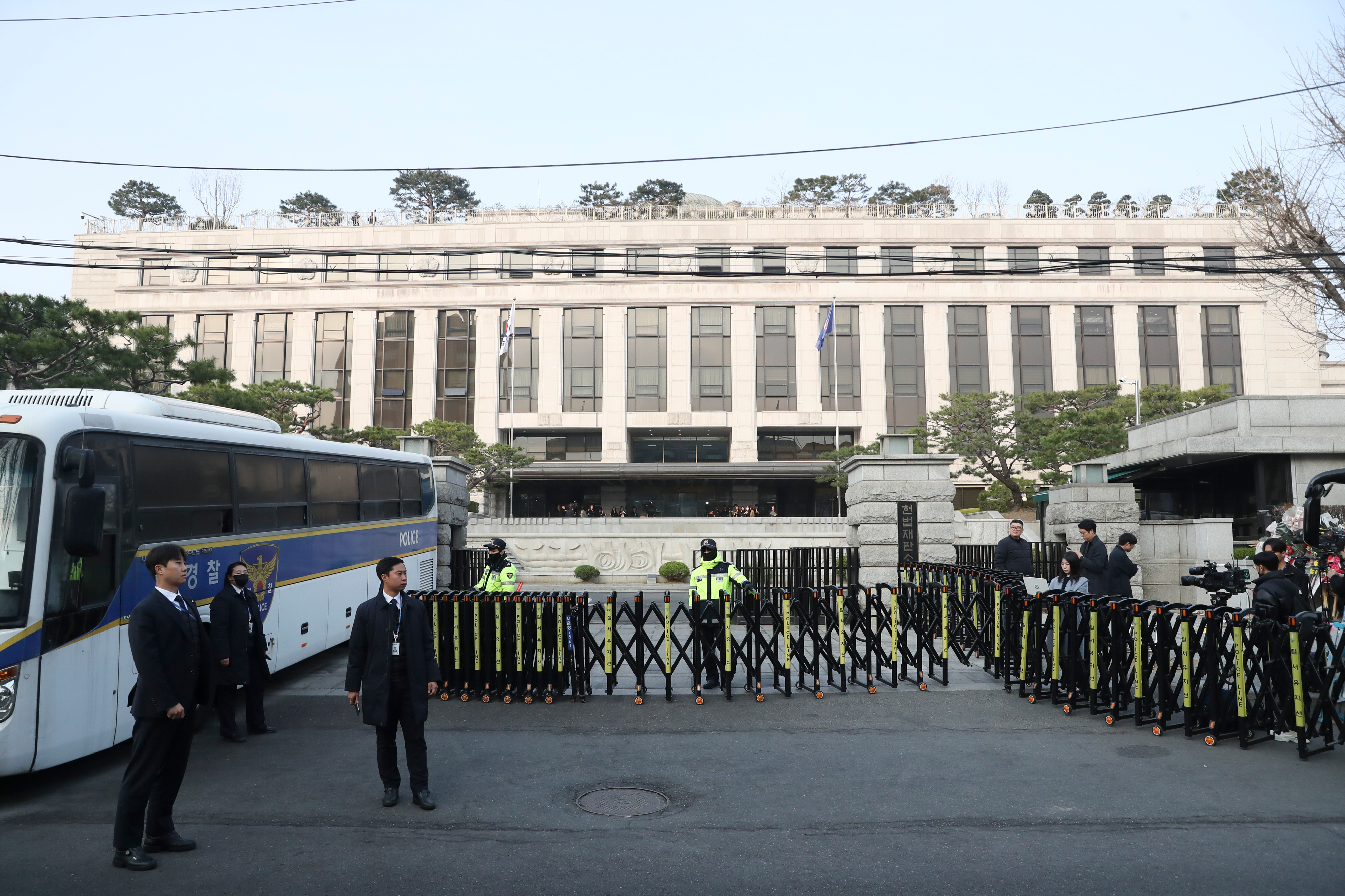 4月4日,在韩国首都首尔,警察在韩国宪法法院前执勤。新华社记者姚琪琳摄