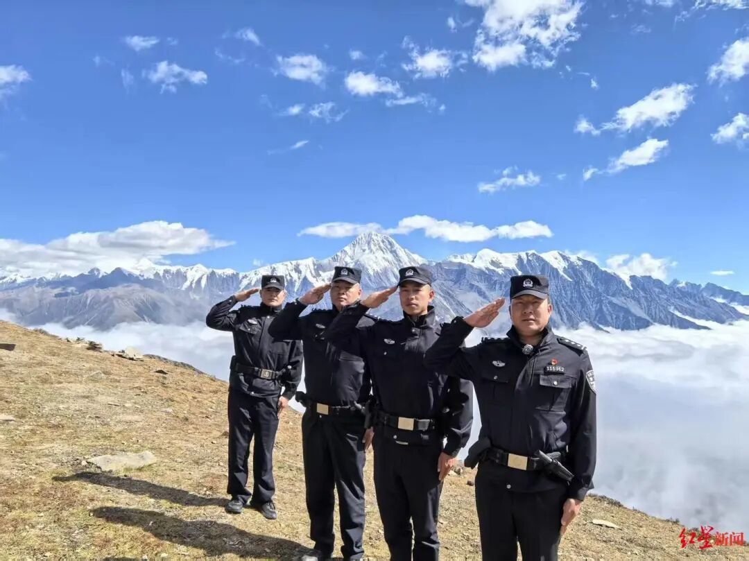 ▲李邓珠(右一)和同事在贡嘎大环线子梅垭口处