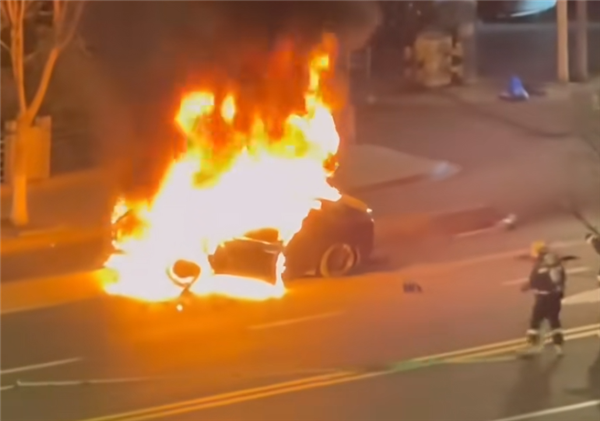 特斯拉夜间高速撞车:整车自燃起火 还伴有爆炸声