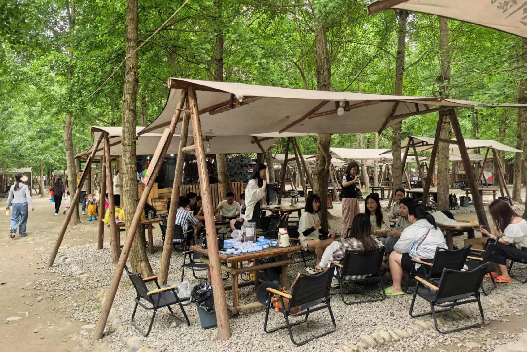 游客们正在营地里吃烧烤（央广网记者 昌思荣 摄）