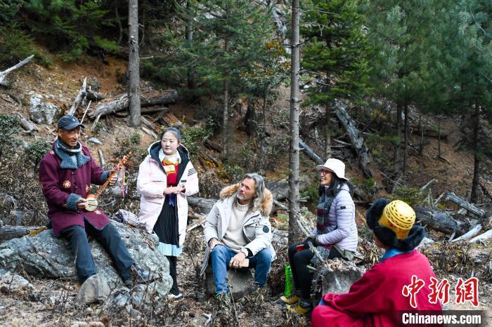 2025年1月初,美国人布莱恩·林登(Brian Linden)经营的第六家山居酒店在玉杰村试营业。图为林登夫妇(左三、左四)在玉杰村与村民徒步。 中新社记者 李嘉娴 摄