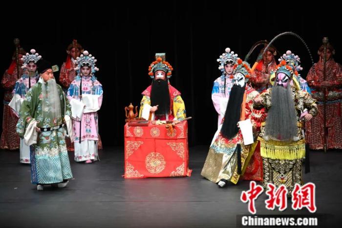 当地时间2024年11月,第九届巴黎中国戏曲节在法国巴黎吉美国立亚洲艺术博物馆揭幕。图为戏曲节开幕大戏、京剧《赵氏孤儿》的场景。 中新社记者 李洋 摄