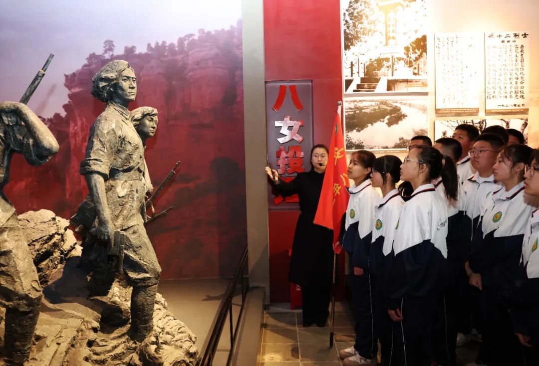 抗联中学学生在东北抗联史实陈列馆听讲解员讲述八女投江的故事。新华社记者 李钢 摄