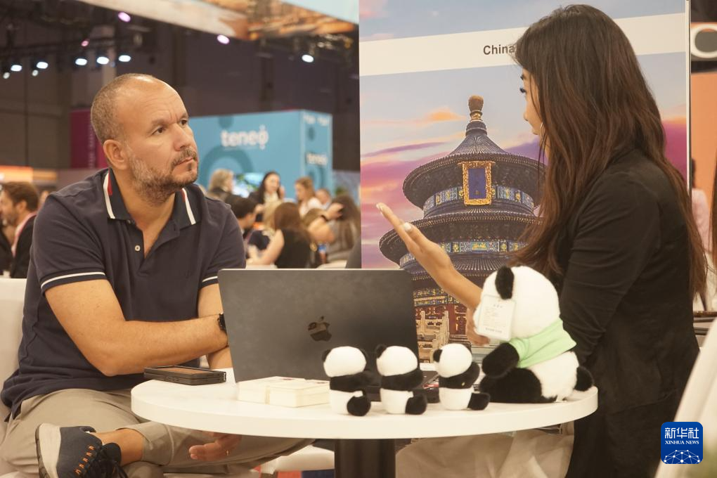 10月8日,在美国拉斯维加斯,人们在2025年美国国际会议与奖励旅游展的中国展区交谈。 新华社发(曾慧摄)