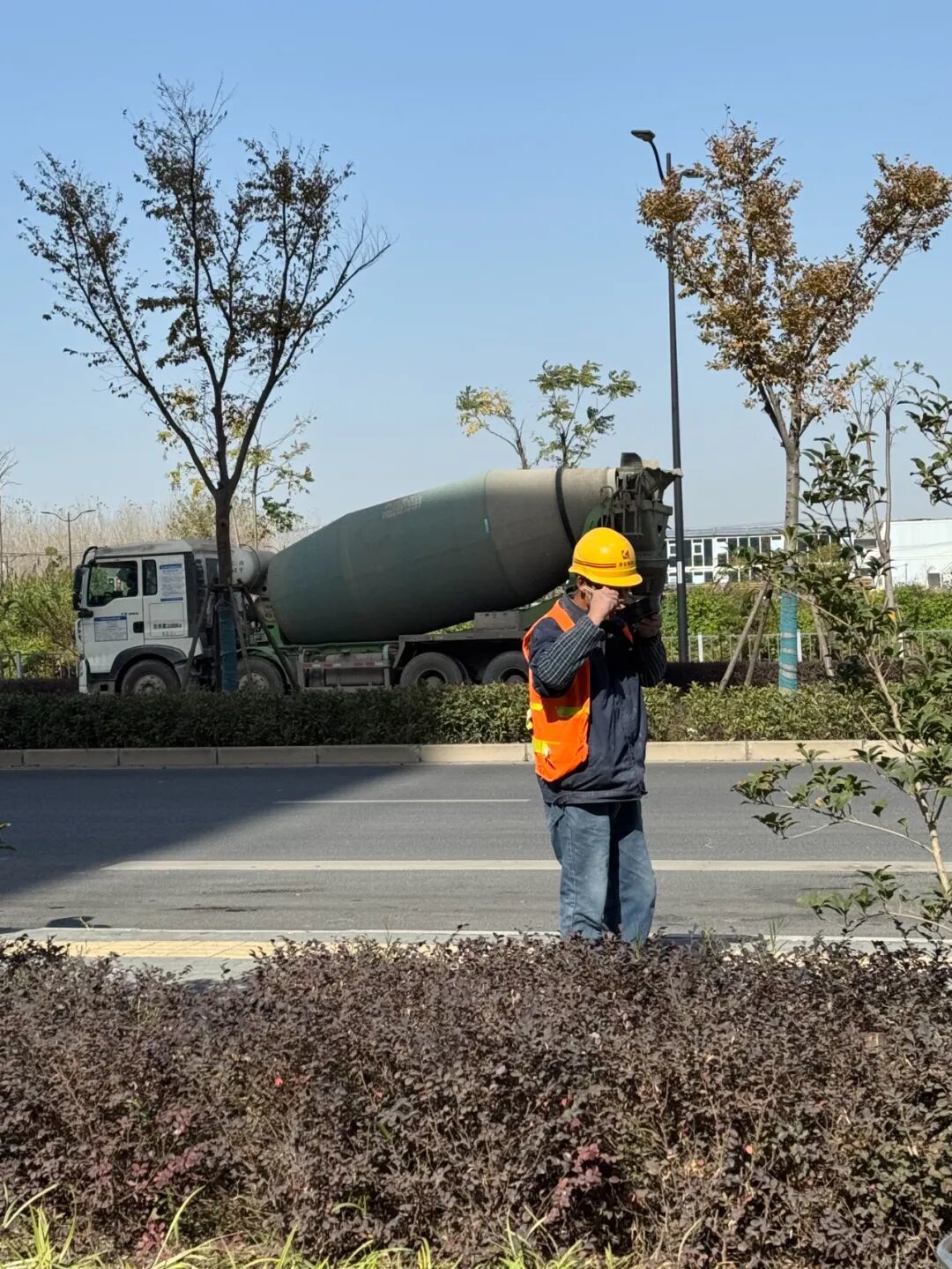 工人拿到盒饭后边走边吃了起来。(图/作者摄)