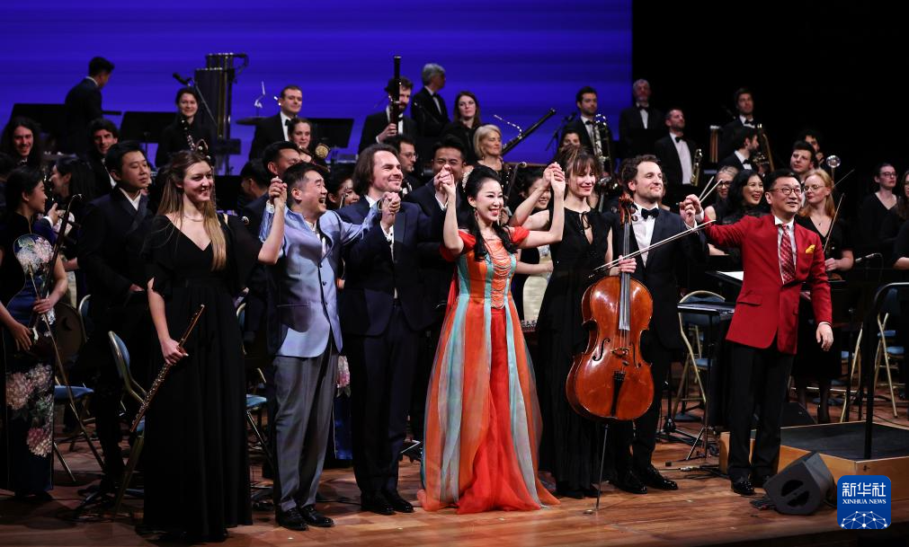 ·2024年1月31日,在法国巴黎凡尔赛宫皇家歌剧院举行的庆祝中法建交60周年暨中法文化旅游年开幕音乐会上,全体演员向观众致意。(新华社记者 高静/摄)亚。湾核电站2号机组核心区。 新华社记者 毛思倩 摄