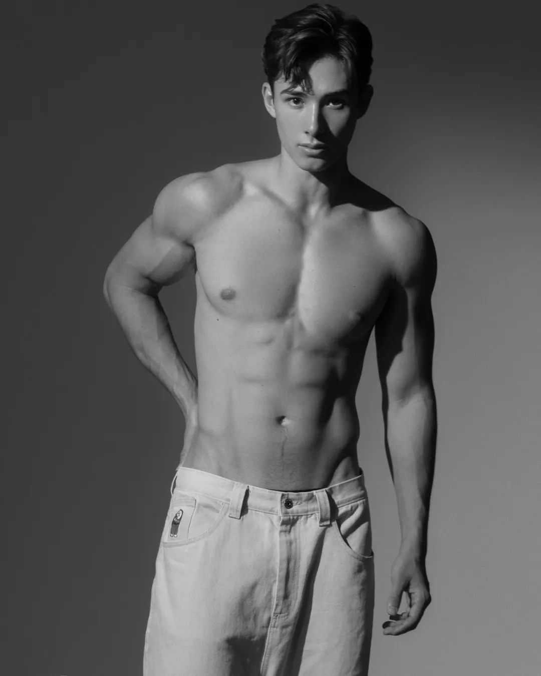 香港混血男模首登国际大刊封面，全村的希望