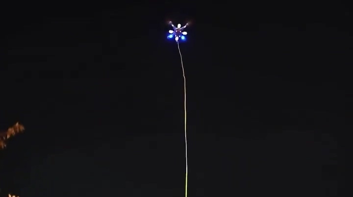 照明无人机升空照亮救援现场