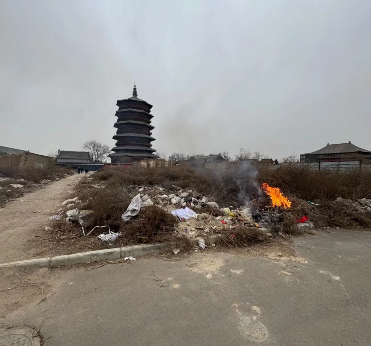 发帖者表示,木塔景区围墙都已经被火焰熏黑。受访者