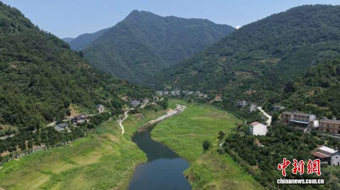 小溪口村掩映在青山绿水中。周星亮 摄