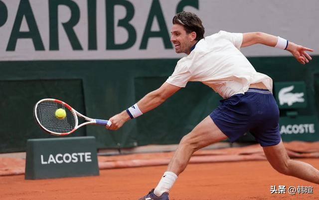 先丢2盘再追2盘决胜盘发胜着手崩盘!梅德维德夫第6次法网一轮游