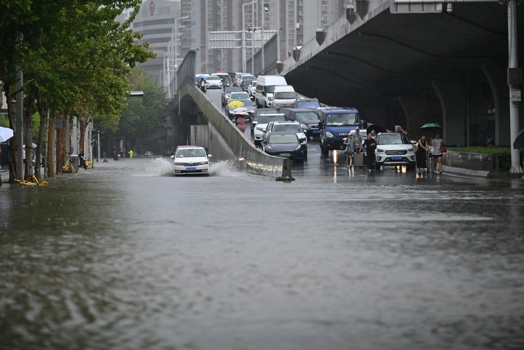 2025年8月7日，郑州遭遇暴雨天气，积水淹没京广路陇海路交叉口，不少车辆及人员被困。视觉中国 图