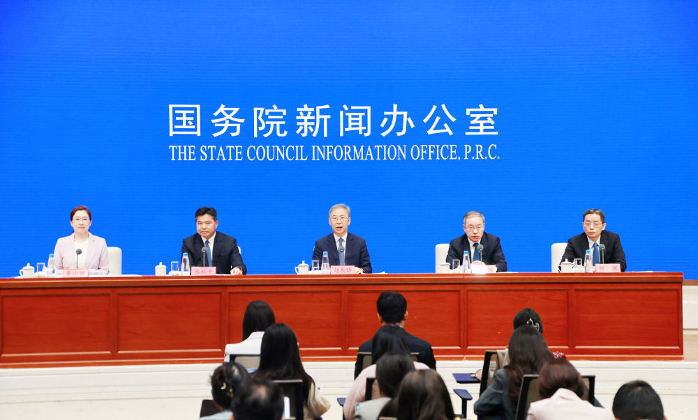 4月28日,国务院新闻办公室在北京举行新闻发布会,国家发展改革委副主任赵辰昕、人力资源社会保障部副部长俞家栋、商务部副部长盛秋平、中国人民银行副行长邹澜介绍稳就业稳经济推动高质量发展政策措施有关情况,并答记者问。新华社记者 潘旭 摄