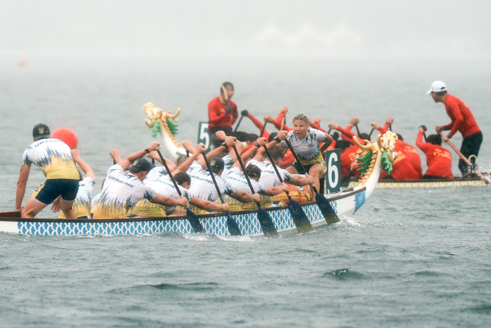 8月10日，乌克兰队（前）在龙舟10人座2000米追逐赛决赛中。新华社记者 李嘉南 摄