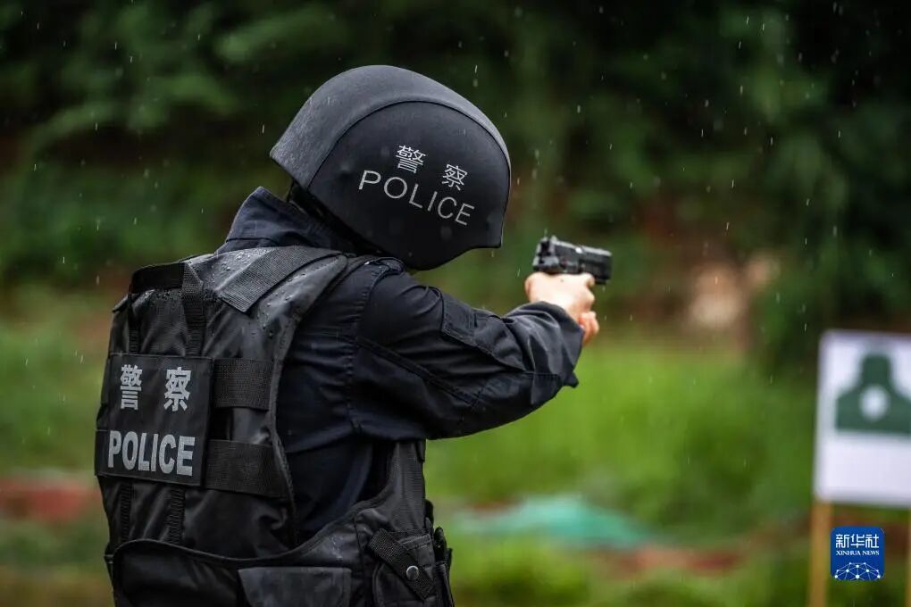 缉毒警察在进行射击训练。图源:新华社