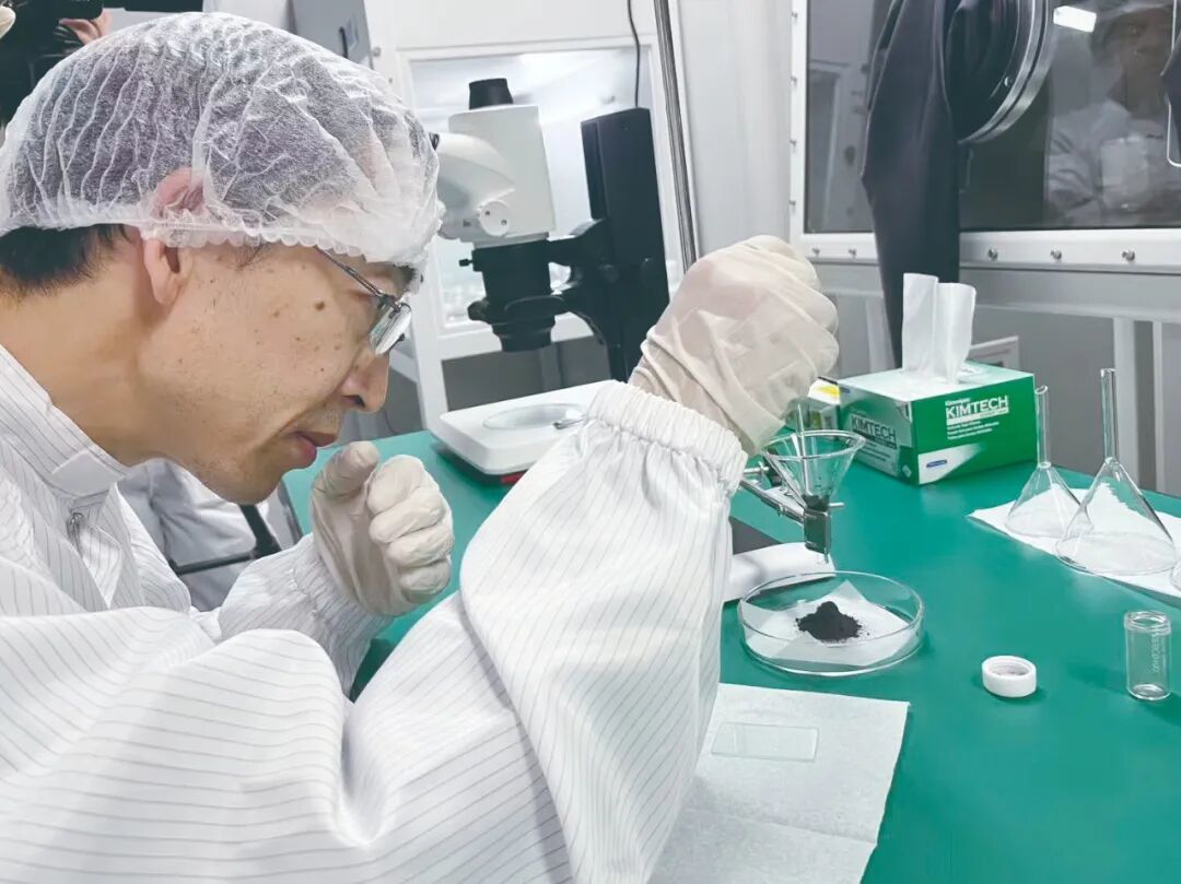 祁生文對嫦娥六號月壤樣品開展固定漏斗實驗。