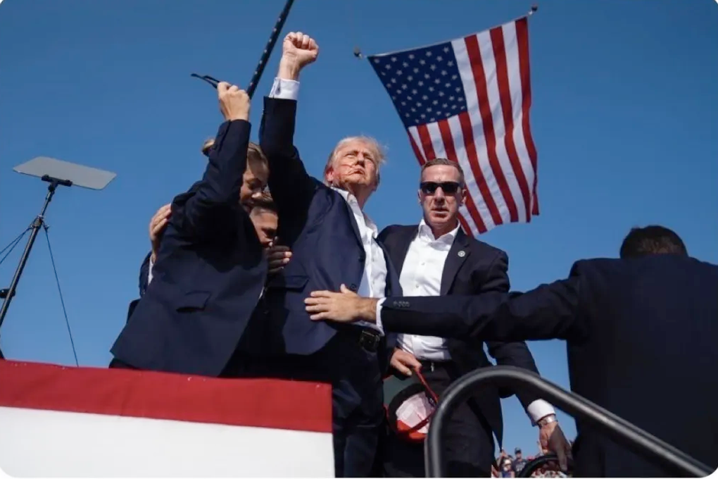 图为一则来自美国共和党(GOP)官方账号的帖子,内容为纪念特朗普在遭遇枪击事件一周年时的发言,并配言“A bullet missed, but purpose prevailed.By the grace of god, he was saved - to save America”。图片来源:Instagram