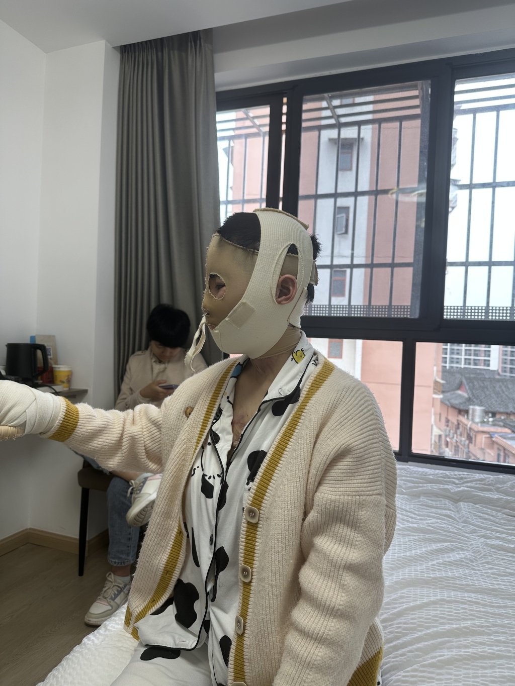 二审开庭后陈佳茵和妹妹在宾馆房间。