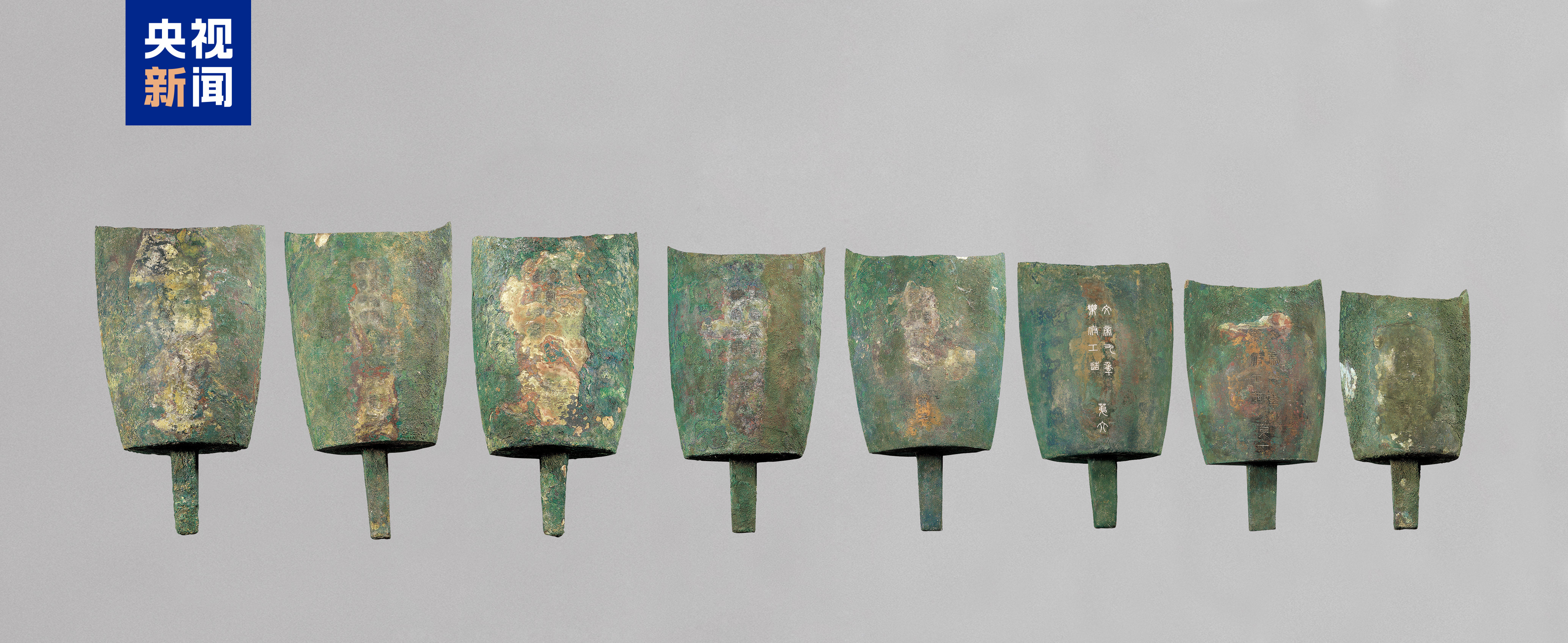 △青铜句鑃，收藏于广州南越王博物院。据院副研究馆员黄巧好介绍，这套青铜句鑃有四个典型特点：①出土句鑃中体形最大；②南越国自铸；③宫廷中实用乐器；④目前所见唯一的西汉时期青铜句鑃。