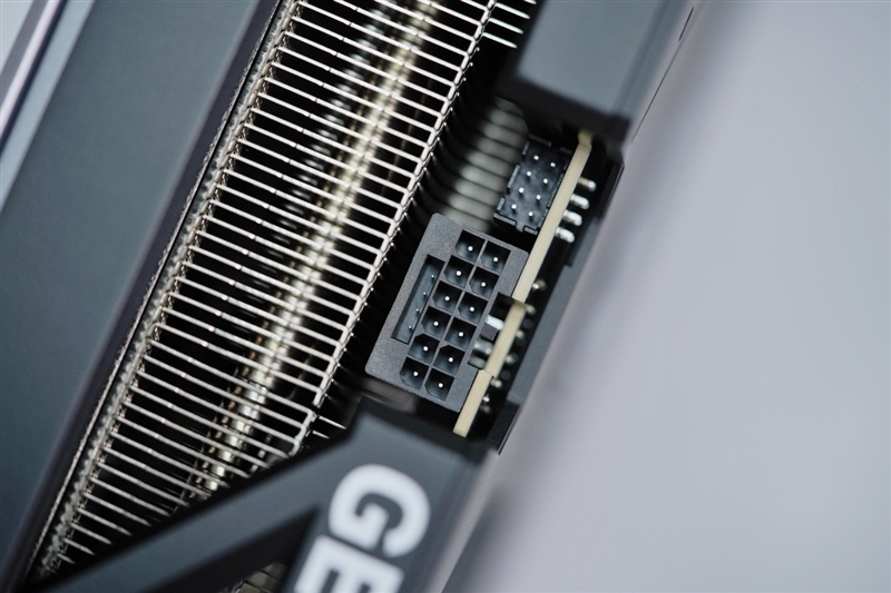 七彩虹iGame RTX 5070 Ti Vulcan OC显卡评测:一键提速降温、磁吸组件玩法多样