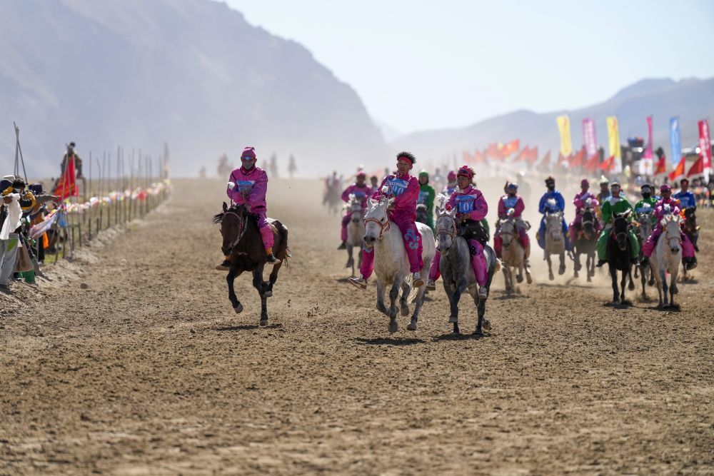 9月27日，第九届象雄文化旅游节 “噶尔恰青”赛马活动现场。（钟奕 摄）