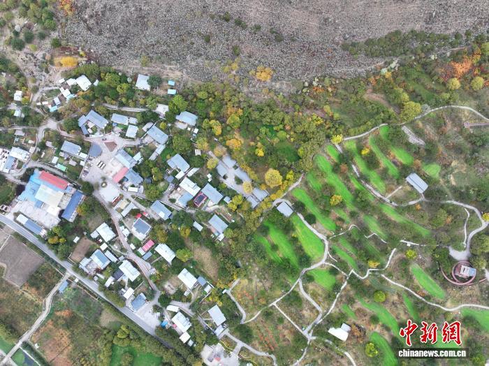 图为嘎拉村秋景。贡嘎来松 摄