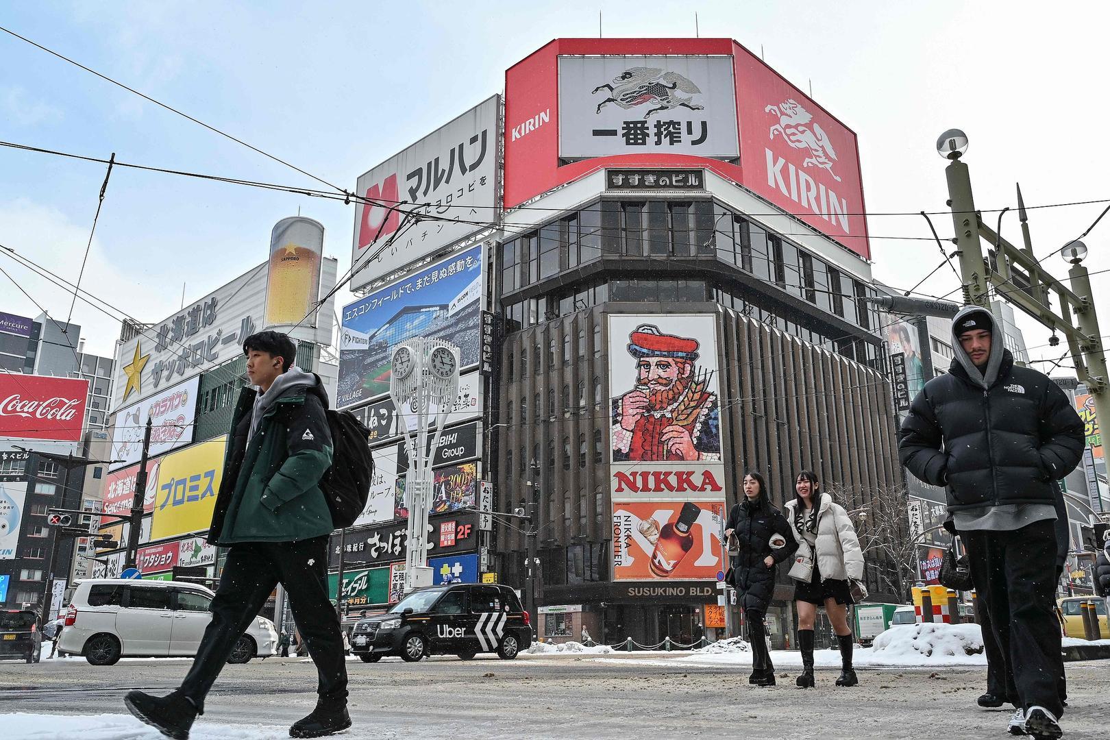 ▲日本北海道札幌市中央区,行人穿过马路(资料图) 图据视觉中国