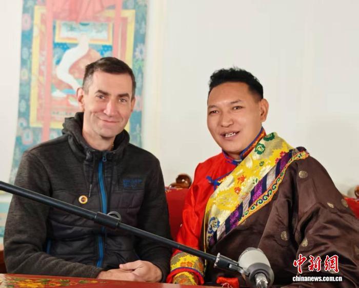 11月12日，阿列克斯&middot;佩奇科夫(左一)与西藏大学老师、格萨尔说唱艺人斯塔多吉。　(受访者供图)