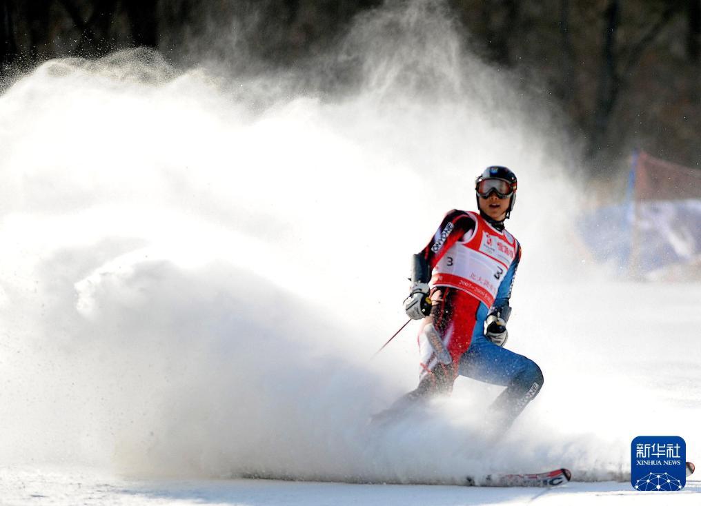 2008年2月28日，全国高山滑雪锦标赛男子大回转比赛在吉林市北大湖滑雪场进行，图为黑龙江省雪上训练中心选手李光旭在比赛中。新华社记者王昊飞摄