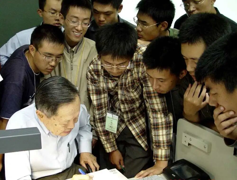 杨振宁指导本科生。(清华大学供图)