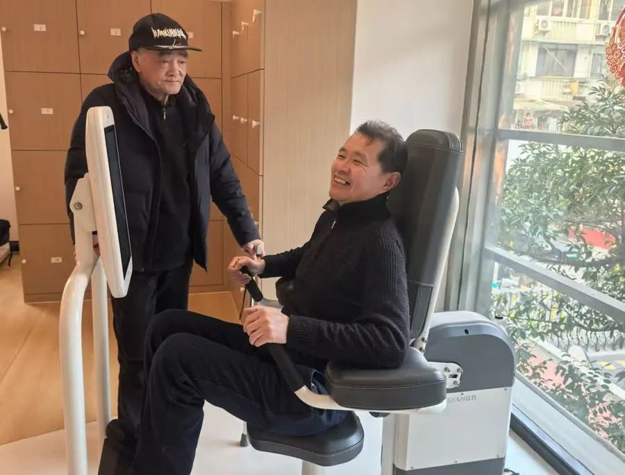健身房老人在做等速肌力训练。杨书源 摄