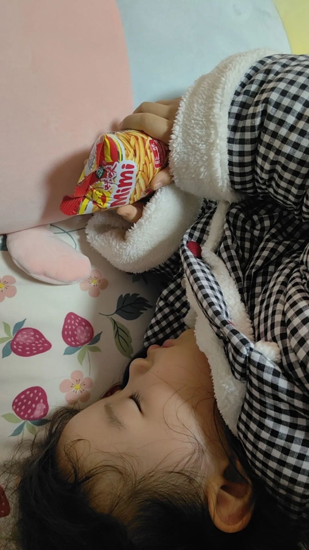 今晚，是千万个夜晚里一个普通的夜晚，我的宝贝两只小手捏着零食睡着啦！因为睡前我答应她起来就可以吃了，我想，她心里一定是揣着美好的期盼睡着的。看着可爱的她，觉得无比幸福美好，手机随手拍下。@金光闪闪亮