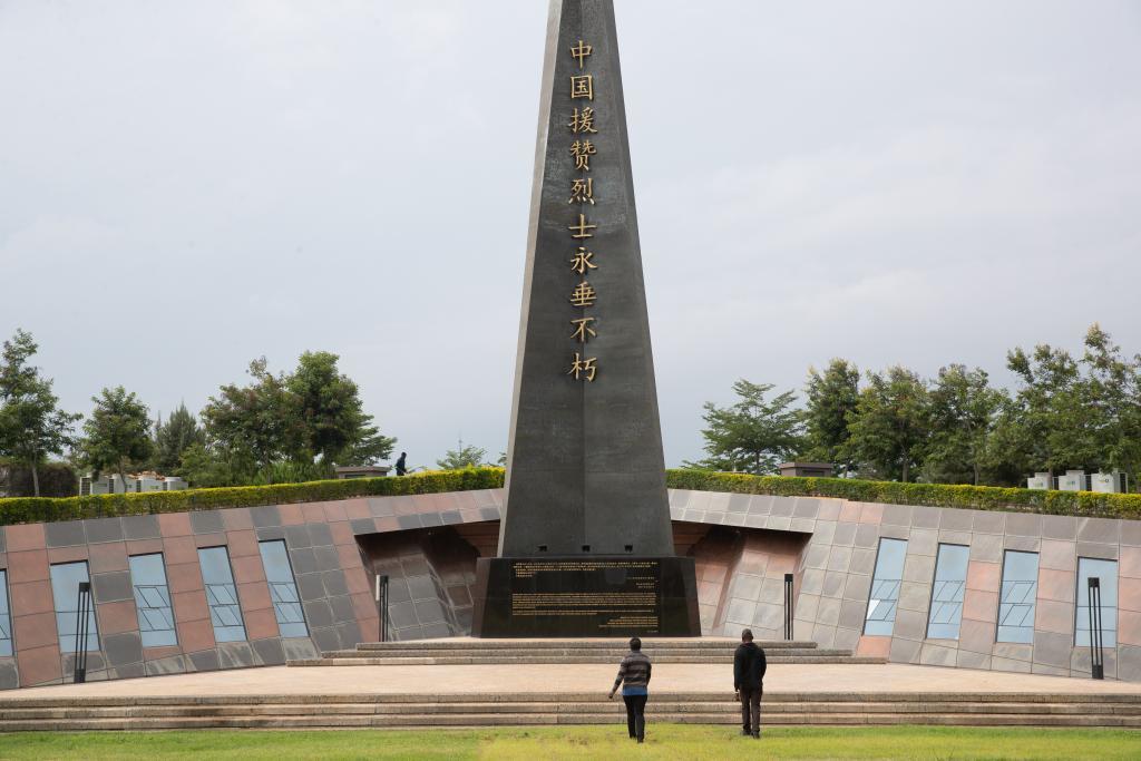 11月12日,在赞比亚坦赞铁路纪念园,两名当地人瞻仰纪念碑。新华社记者 彭立军 摄