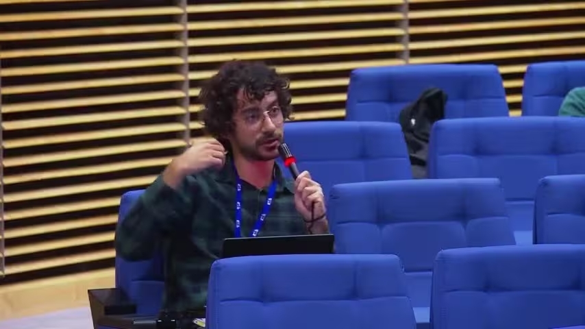 正在提问的加布里埃尔·努齐亚蒂 社媒视频截图