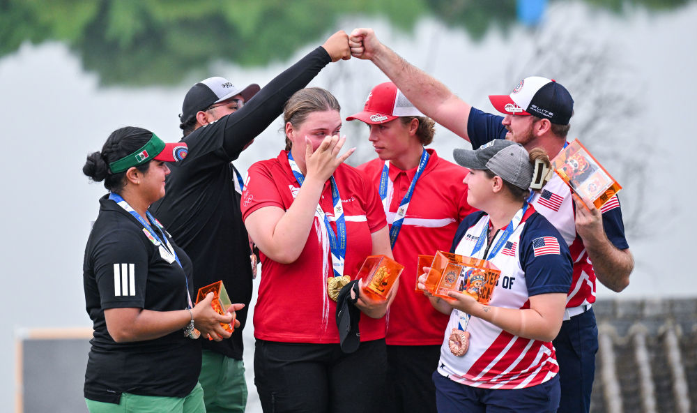 8月8日,2025年成都世运会射准射箭复合弓混合团体赛的冠军丹麦队、亚军墨西哥队与季军美国队在颁奖仪式上。