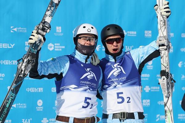 2月11日，黑龙江哈尔滨，哈尔滨亚冬会自由式滑雪男子空中技巧双人同步决赛。哈萨克斯坦组合罗曼·伊万诺夫/谢尔佐德·卡希尔巴耶夫夺冠。视觉中国供图