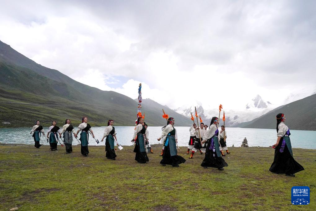 西藏那曲市比如县艺术团的演员在萨普雪山景区为游客表演(7月19日摄)。新华社记者 晋美多吉 摄