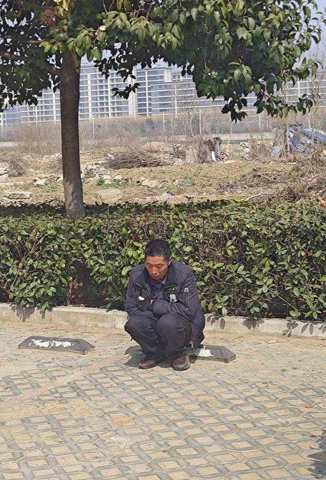 ▲案发后,罗大美的父亲变得沉默寡言