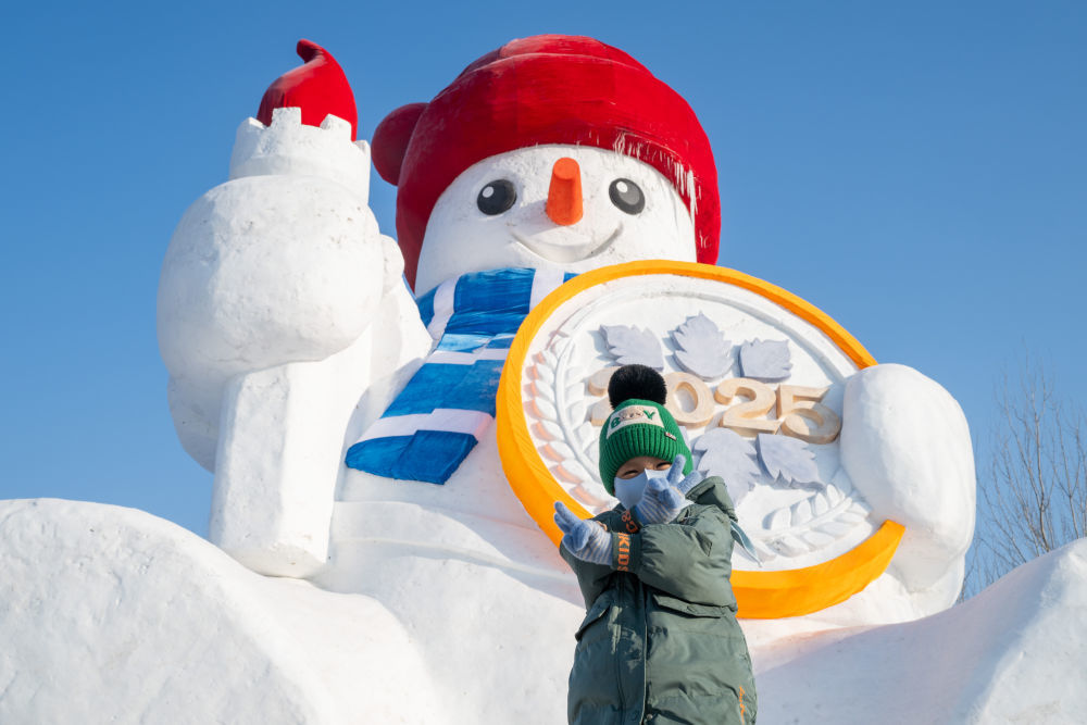 ↑1月4日，在星河湾冰雪乐园，游客与雪人拍照。新华社记者 张涛 摄