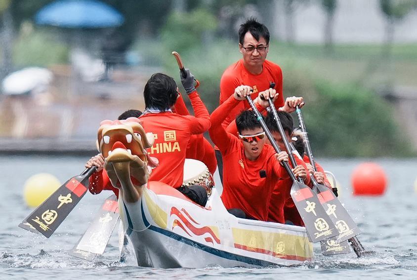↑在成都兴隆湖湖滨赛场，中国队选手在2025年成都世运会龙舟8人座公开组200米半决赛比赛中（8月9日摄）。
