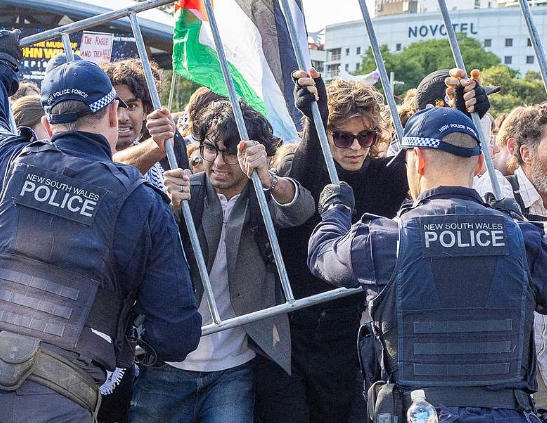 3日,数百名示威者抗议以色列军工企业在悉尼参展 澳媒