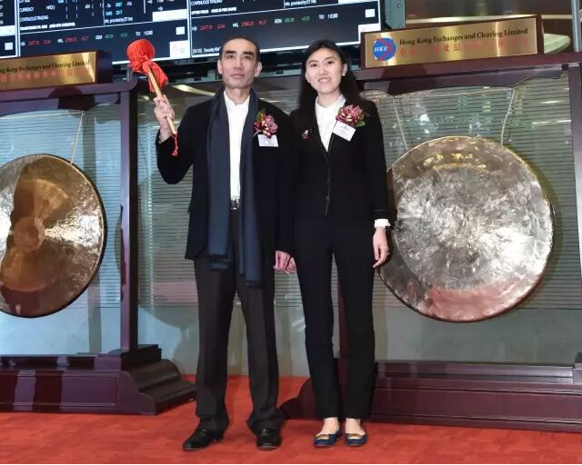 ● 许世辉和女儿许阳阳在港交所敲钟