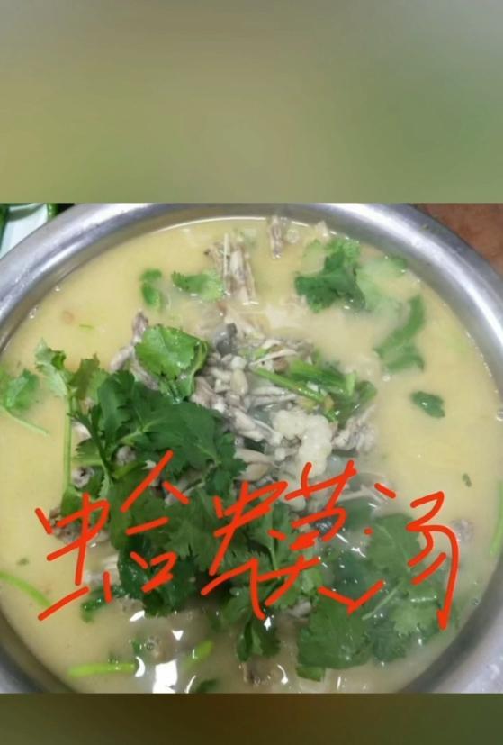 ▲兰山区钦知坊老菜馆老板在社交平台发布菜品“蛤蟆汤”的视频截图