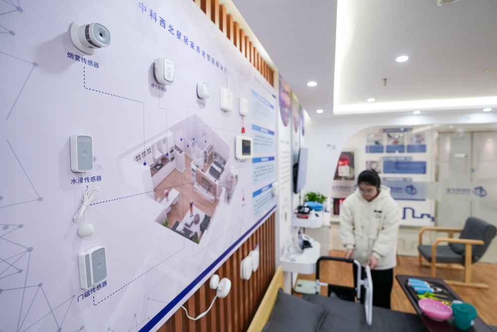 3月31日,在位于江苏无锡的江苏中科西北星信息科技有限公司,工作人员整理居家养老智能设备。