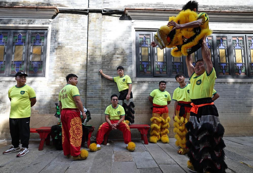 醒狮表演的演员正在做准备。新华社记者 王鹏 摄