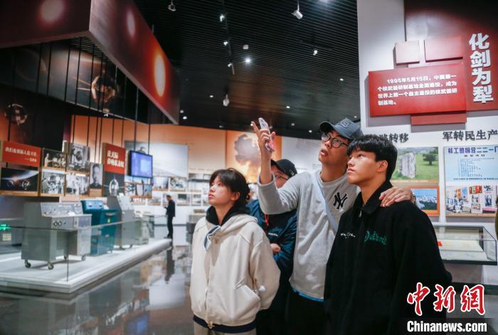 5月8日，参访团成员在青海湖北岸的原子城纪念馆参观。　马铭言 摄